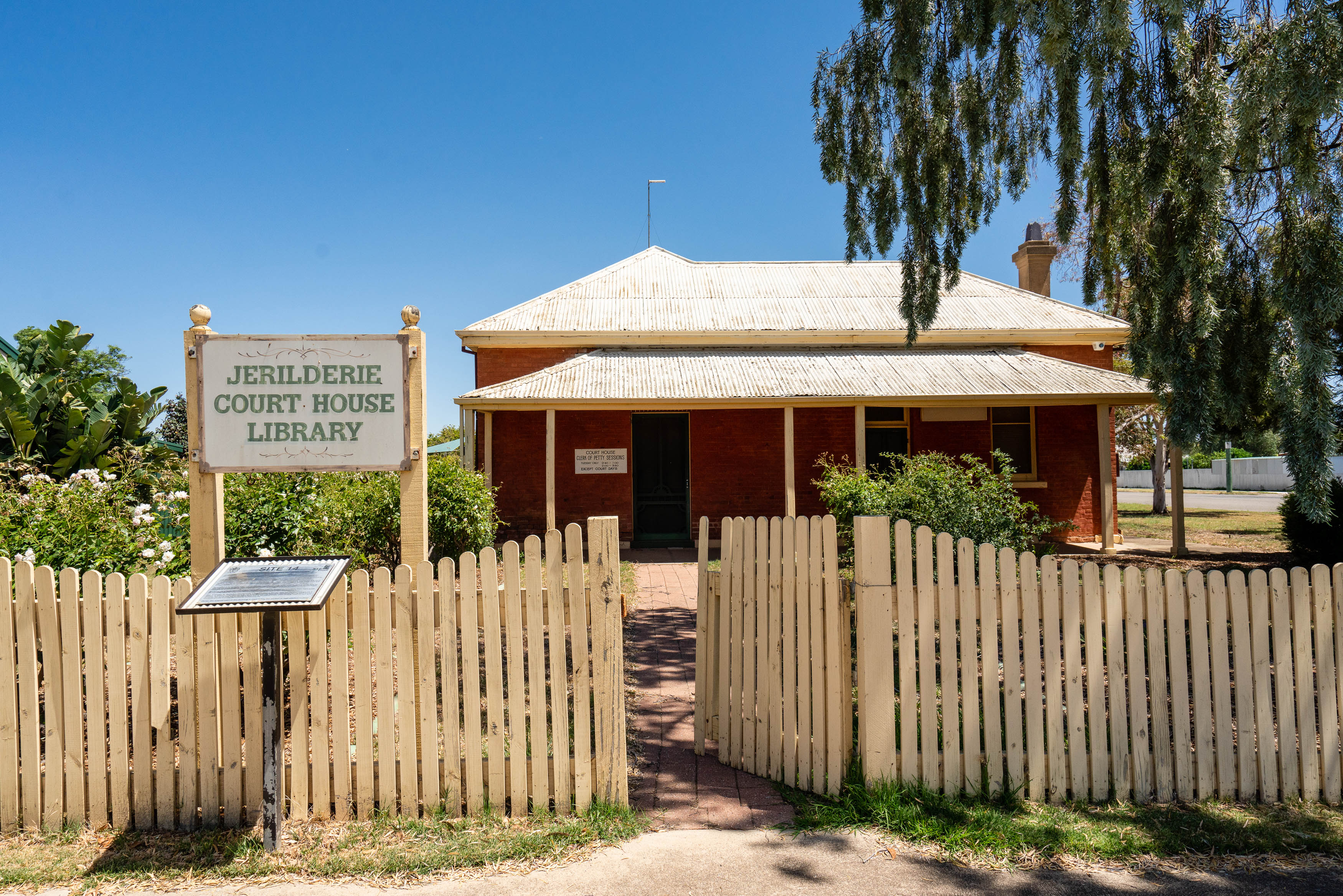 outside view of the Old Courthouse